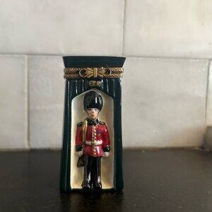 Limoges vintage ENGLISH PALACE GUARD trinket box made in France